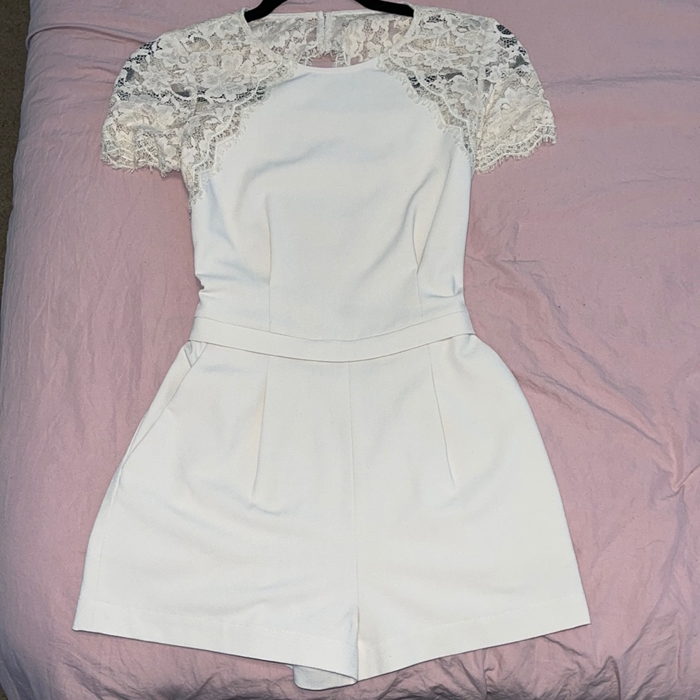 Backless lace romper